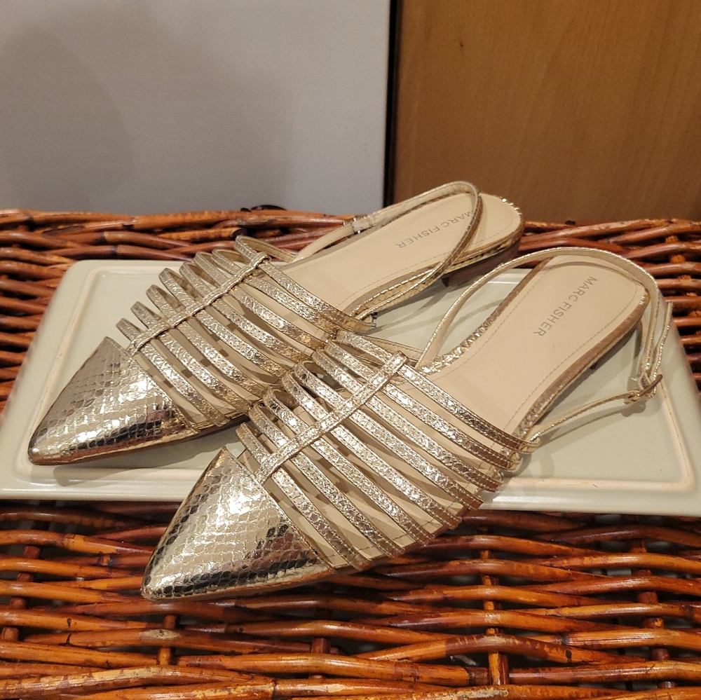 MARC FISHER ADRA2 Pointy Toe Flat Shoes Sz.9 Gold